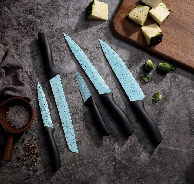 Set thika kuzhine 5-cop&euml;she me veshje jo ngjit&euml;se Tehe &ccedil;eliku inox Doreza PP TPR