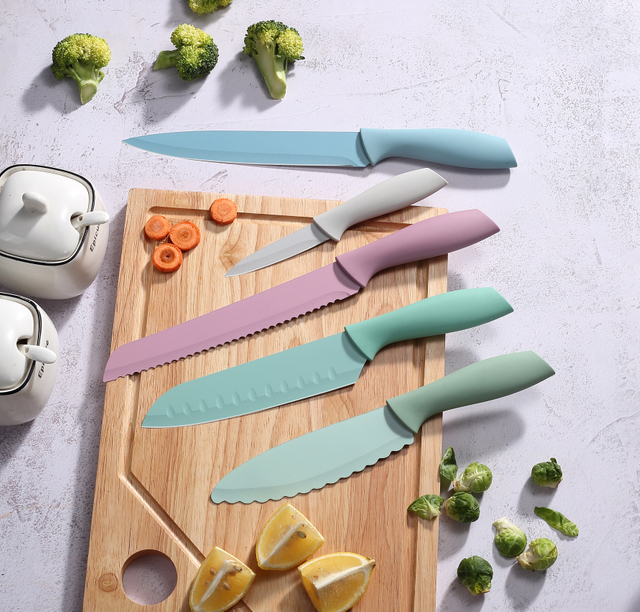 Conjunto de faca de cozinha colorida de 5 pe&ccedil;as - a&ccedil;o inoxid&aacute;vel 3Cr13 com revestimento antiaderente e cabo PP + TPR